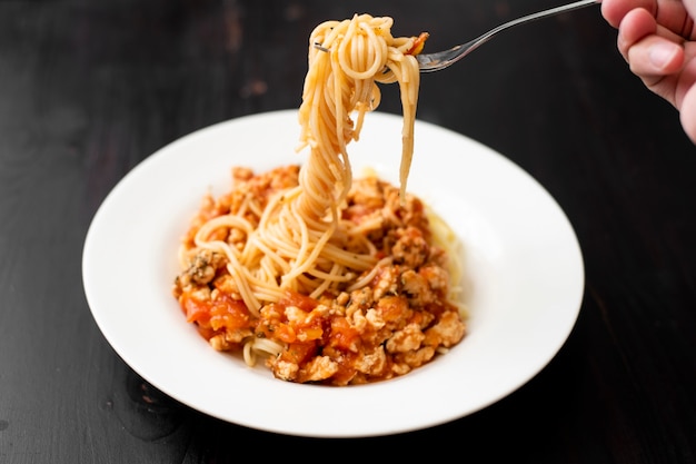 Spaghetti sur fond en bois noir