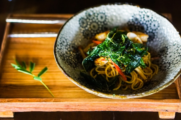 Spaghetti Frit avec Fruits de Mer et Sauce Epicée.