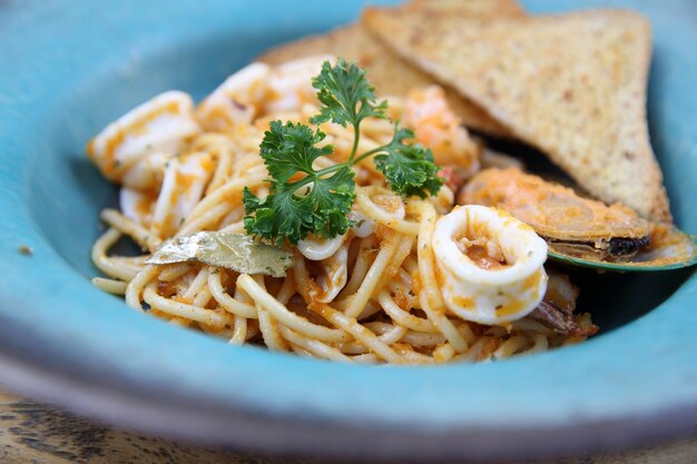 Spaghetti fruits de mer avec du pain