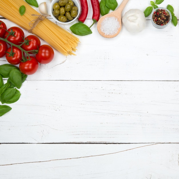 Spaghetti ingrédients cuisine pâtes carré Italie nouilles alimentaires planche de bois fond vue de dessus