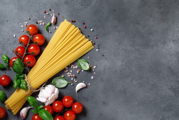 spaghetti et ingrédients pour cuisiner