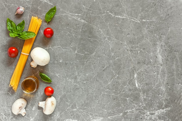 Spaghetti et ingrédients sur une table en pierre