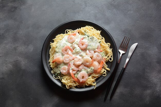 Spaghetti italien aux crevettes et sauce crémeuse