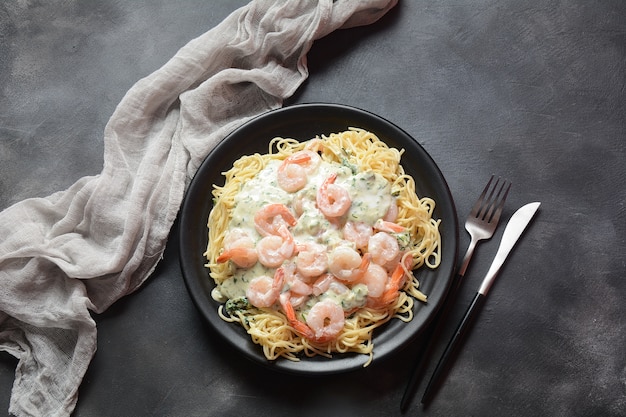 Spaghetti italien aux crevettes et sauce crémeuse