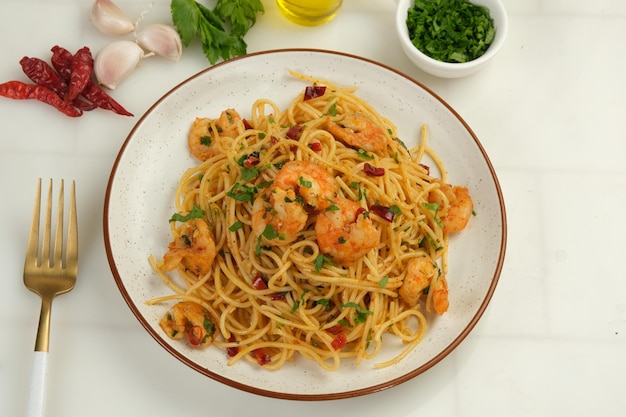 Photo spaghetti italien fait maison algio e olio avec de l'ail et des flocons de piment