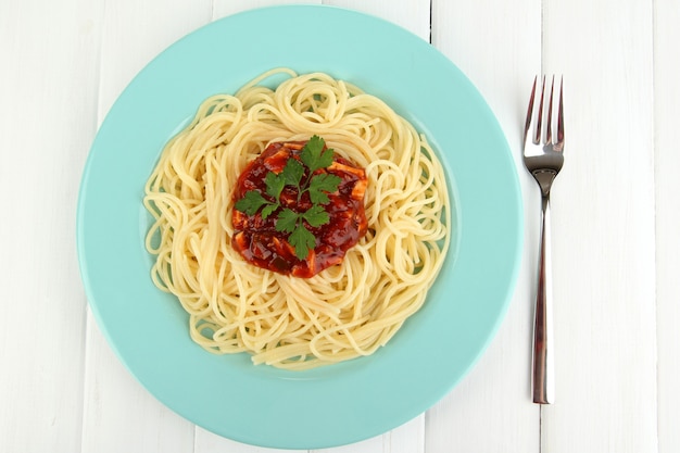 Spaghetti italien en plaque sur table en bois