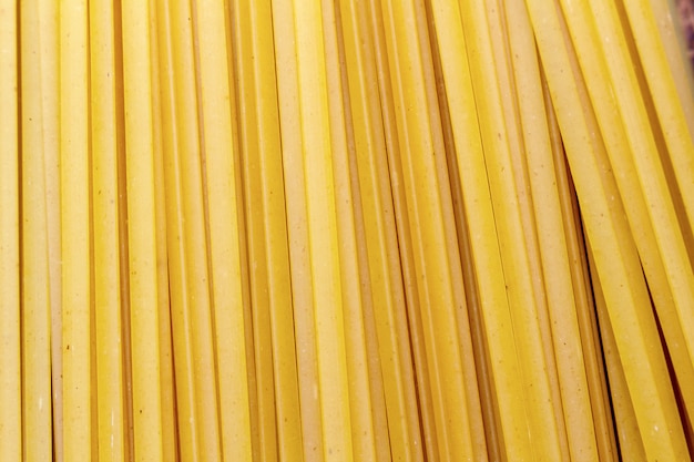 Spaghetti, macaroni, pâtes, linguine blé dur italien mince long sur fond de bois close up selective focus