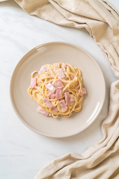 Spaghetti maison avec sauce à la crème blanche