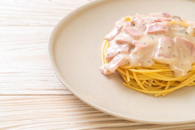 Spaghetti maison avec sauce à la crème blanche