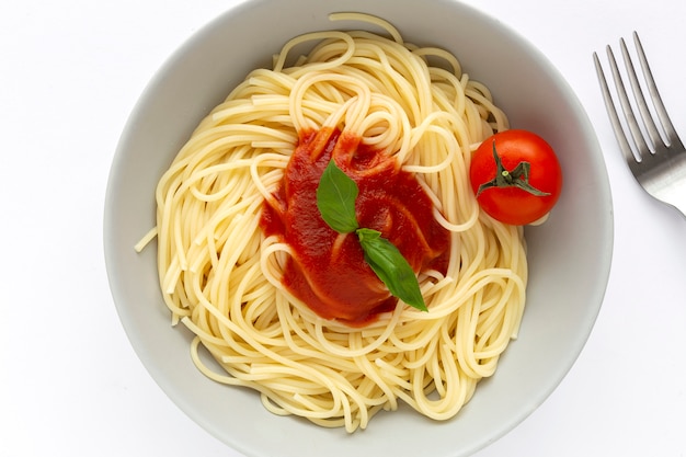 Spaghetti maison avec sauce tomate et basilic