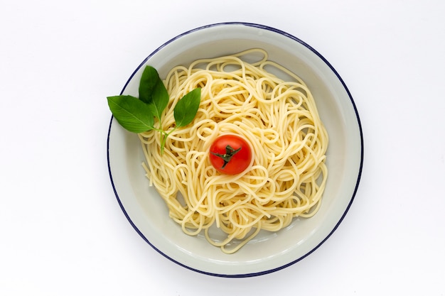 Spaghetti maison avec sauce tomate et basilic