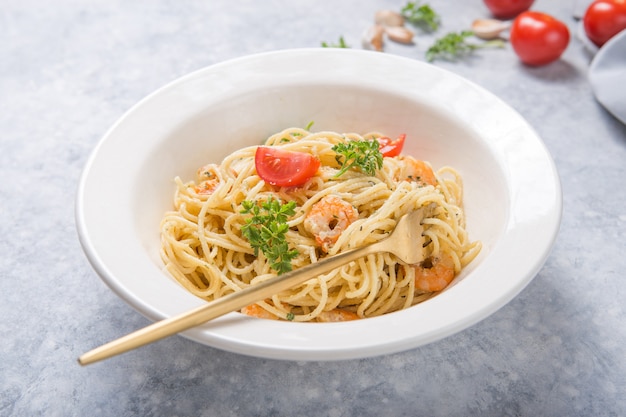 Spaghetti marinara aux crevettes. plat de pâtes sur table en béton gris
