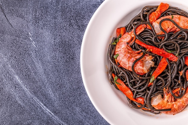 Spaghetti noir aux crevettes et légumes