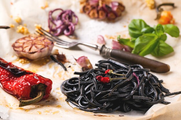 Photo spaghetti noir aux légumes grillés