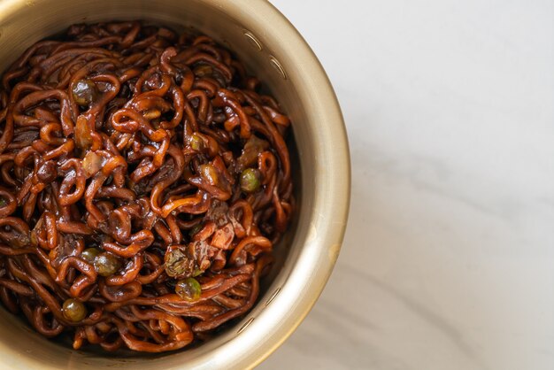 Spaghetti noir coréen ou nouilles instantanées avec sauce de soja chajung rôti (chapagetti) - style cuisine coréenne