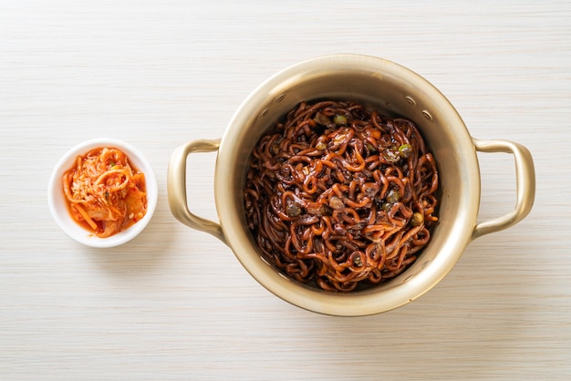 Spaghetti noir coréen ou nouilles instantanées avec sauce de soja chajung rôti (chapagetti) - style cuisine coréenne