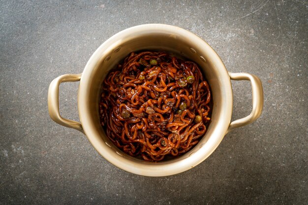 Spaghetti noir coréen ou nouilles instantanées avec sauce soja chajung rôtie (chapagetti) - style de cuisine coréenne