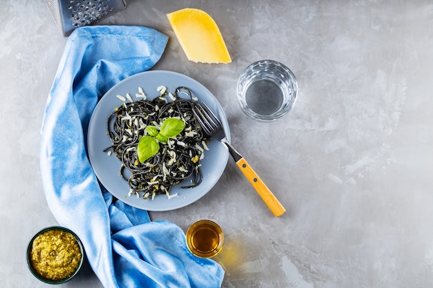 Spaghetti noir à l'encre de seiche sur fond gris