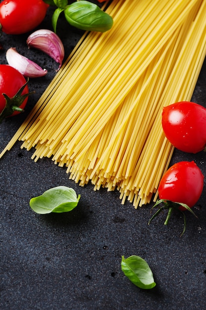 Spaghetti non cuit à la tomate et au basilic