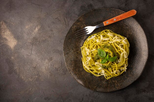 Spaghetti de pâtes au pesto et feuille de basilic.