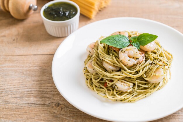 spaghetti de pâtes au pesto vert et aux crevettes