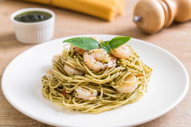 spaghetti de pâtes au pesto vert et aux crevettes