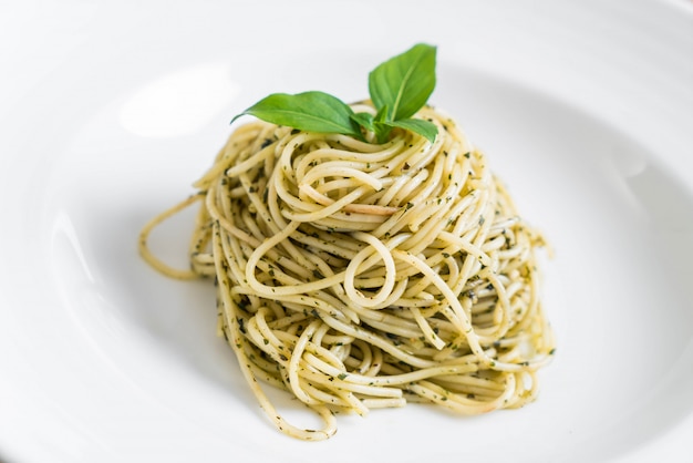 spaghetti de pâtes au pesto vert et basilic