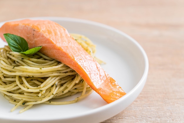 spaghetti de pâtes au pesto vert et saumon