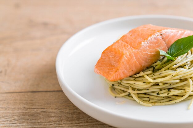 spaghetti de pâtes au pesto vert et saumon