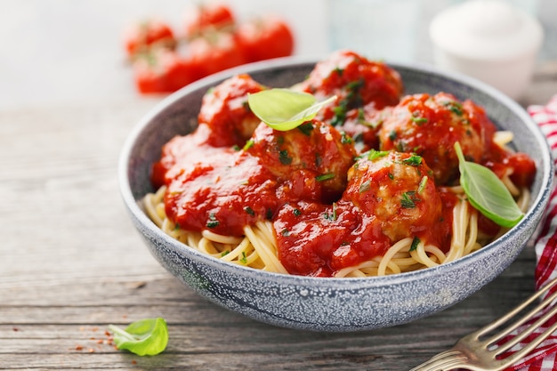 Spaghetti de pâtes aux boulettes de viande et tomates