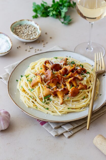 Spaghetti de pâtes aux champignons girolles et parmesan. Alimentation équilibrée. La nourriture végétarienne. Nourriture italienne.