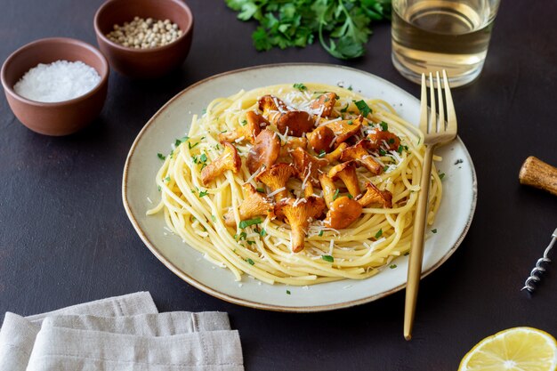 Spaghetti de pâtes aux champignons girolles et parmesan. Alimentation équilibrée. La nourriture végétarienne. Nourriture italienne.