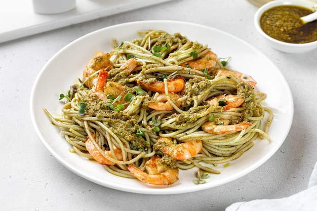 Spaghetti Pâtes aux crevettes sauce pesto crevettes sur plaque Pâtes aux fruits de mer Cuisine méditerranéenne
