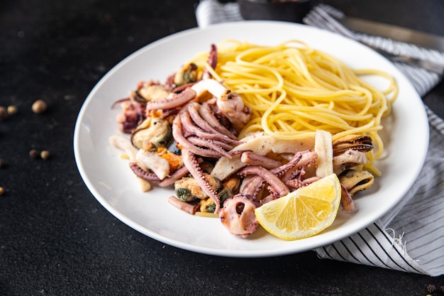 Spaghetti Pâtes Aux Fruits De Mer Moules Calmars Poulpe Crevettes Portion Fraîche Prête à Manger Collation Repas