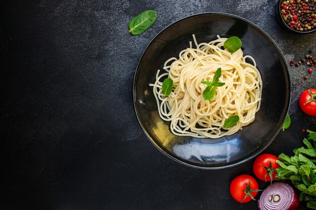Spaghetti pâtes aux légumes tomate manger plat