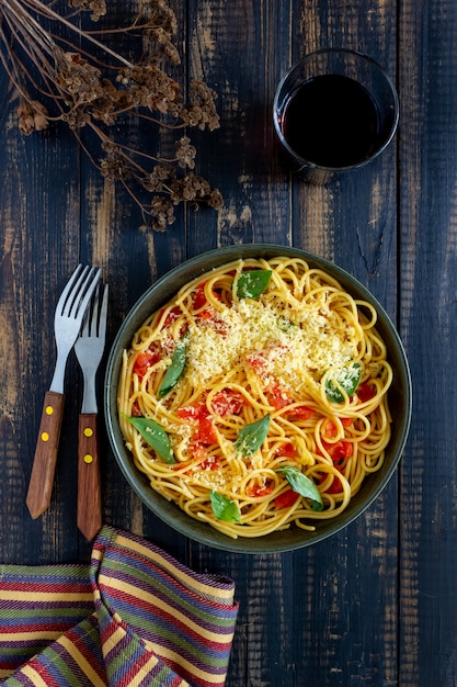 Spaghetti de pâtes aux tomates, basilic et parmesan. Cuisine italienne. Recette. Alimentation équilibrée.