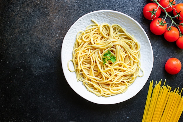 Spaghetti pâtes de blé dur deuxième plat collation sans gluten prêt à manger sur la table collation repas sain