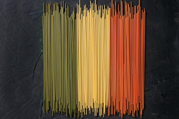 Spaghetti de pâtes colorées sèches