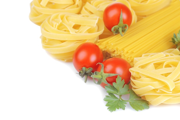 Spaghetti de pâtes et fettuccine aux tomates cerises et persil. isolé