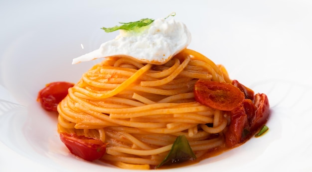 Spaghetti de pâtes italiennes au fromage burrata gros plan régime méditerranéen