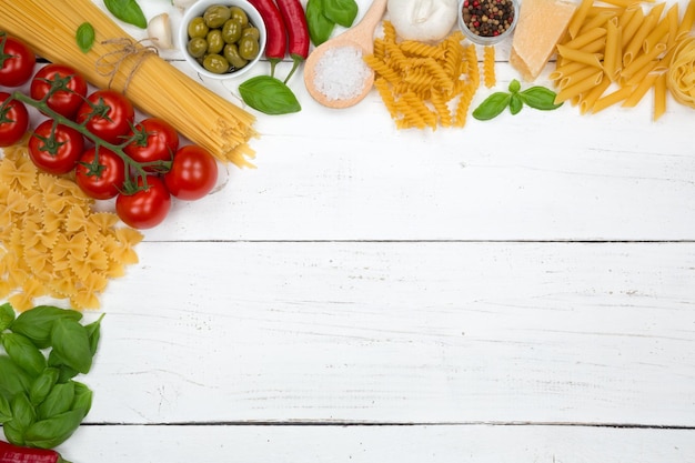 Spaghetti pâtes nouilles fusilli ingrédients cuisson Italie alimentaire planche de bois fond vue de dessus