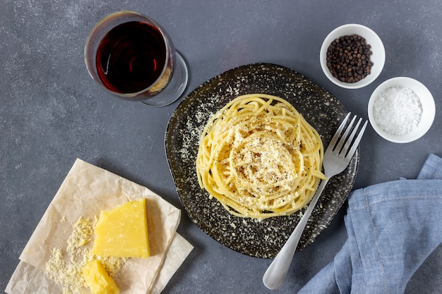 Spaghetti de pâtes romaines au poivre noir et fromage.