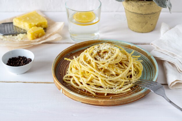 Spaghetti de pâtes romaines au poivre noir et fromage.