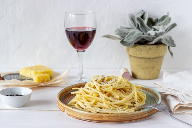 Spaghetti de pâtes romaines au poivre noir et fromage.