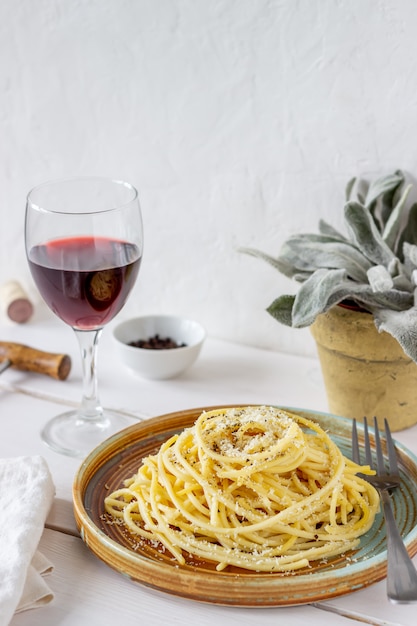 Spaghetti de pâtes romaines au poivre noir et fromage.