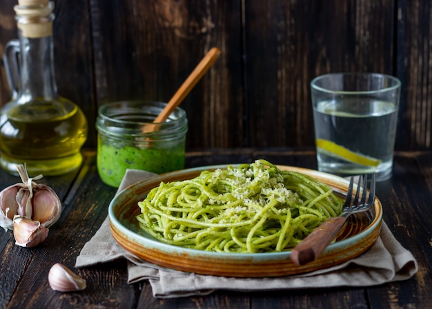 Spaghetti de pâtes avec sauce au pesto sur une table en bois. Cuisine nationale. Alimentation équilibrée. La nourriture végétarienne. Recette.