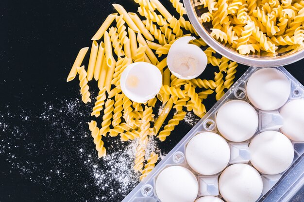 Spaghetti de pâtes sèches avec ingrédient