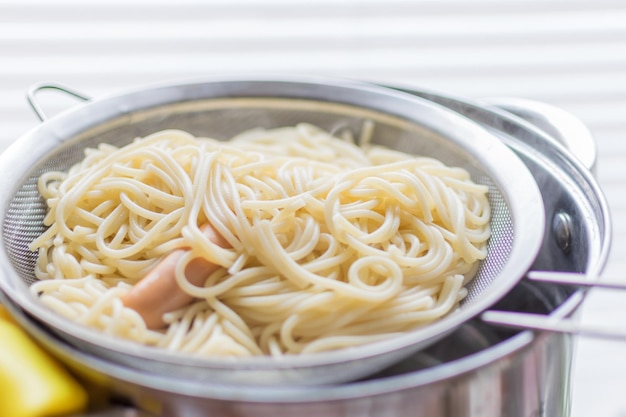 Spaghetti de pâtes soudées dans une passoire