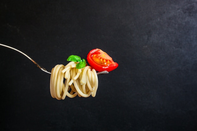 Spaghetti de pâtes à la tomate et au basilic