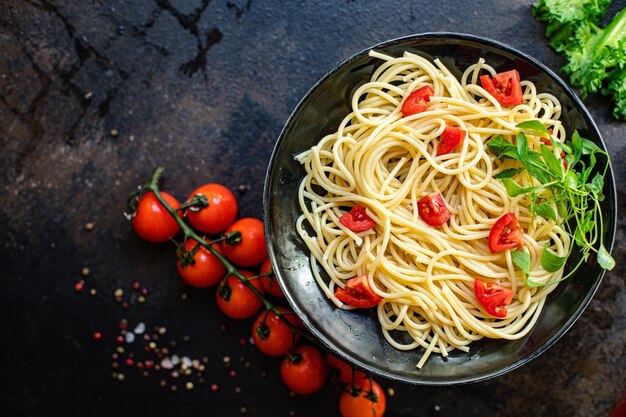 spaghetti pâtes tomates salade tiède nouilles légumes